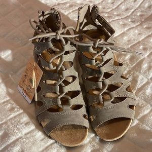 👡 Woman’s Earth and Spirit Tie Up Sandals Zipper Back Shoes Tan Size 6.5 Wedge